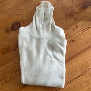 Never worn! 100% Pure Cashmere Turtleneck Sweater in Cream (M)